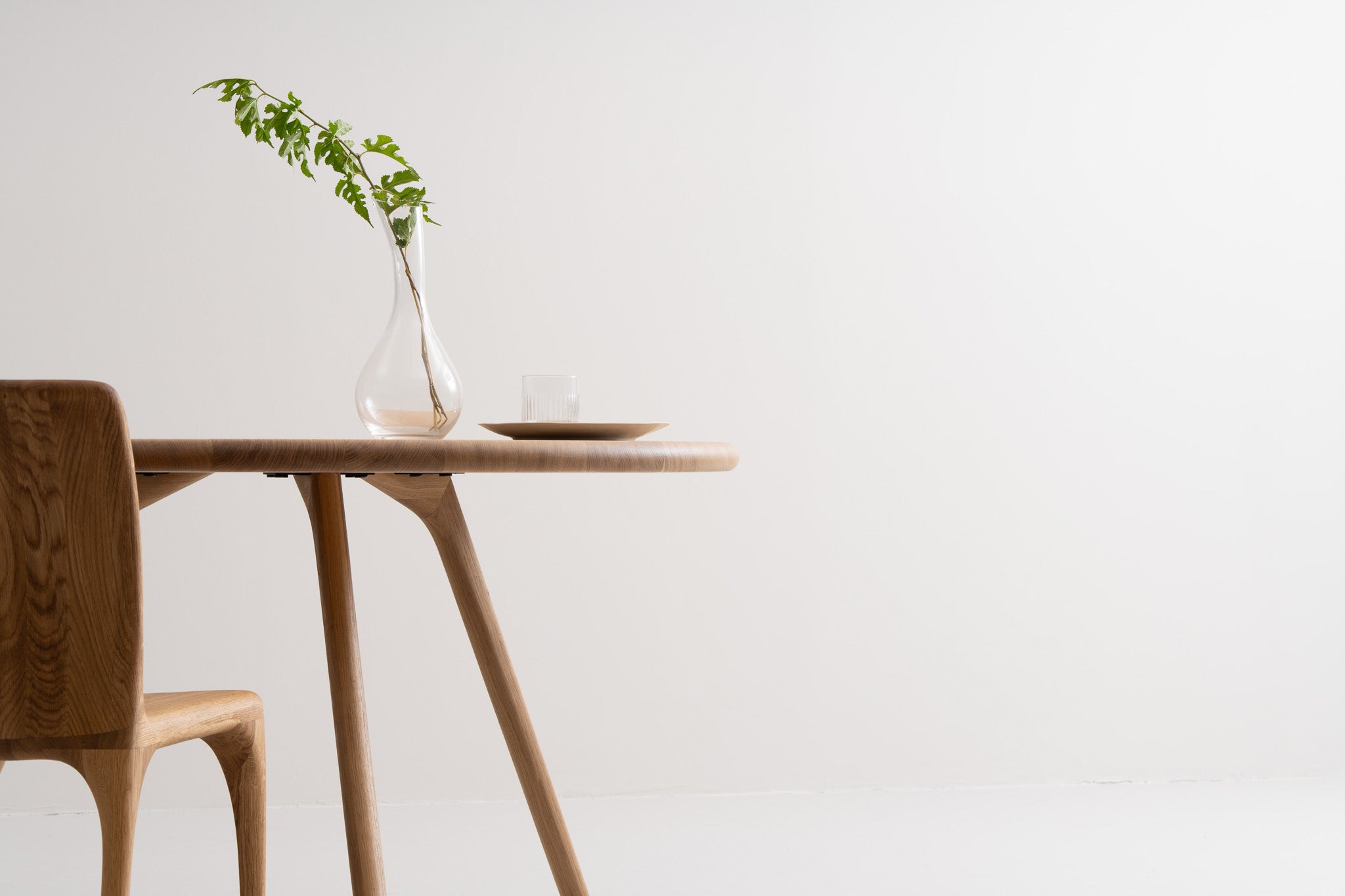 ARLEN | Round Dining Table