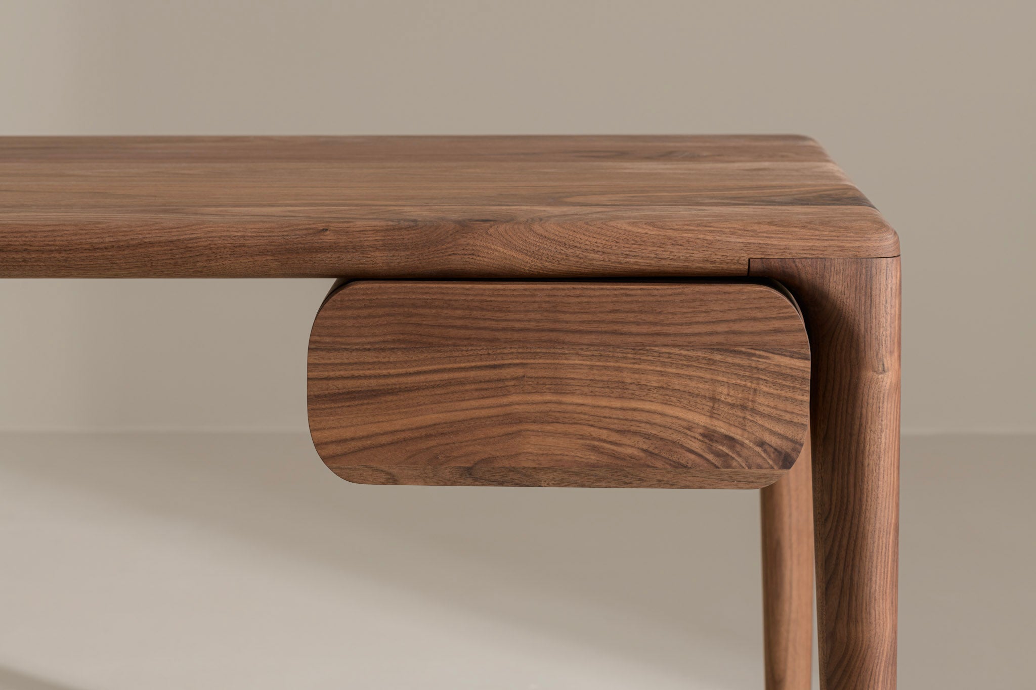 LUNA Desk image 4