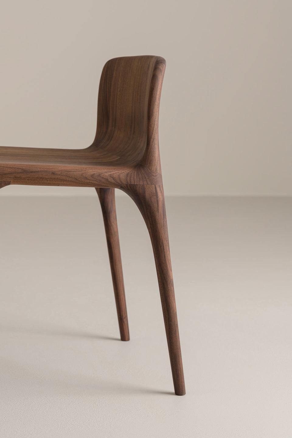 Rounded edges and gently tapered legs follow the LÜNA design language, creating a cohesive and balanced silhouette.