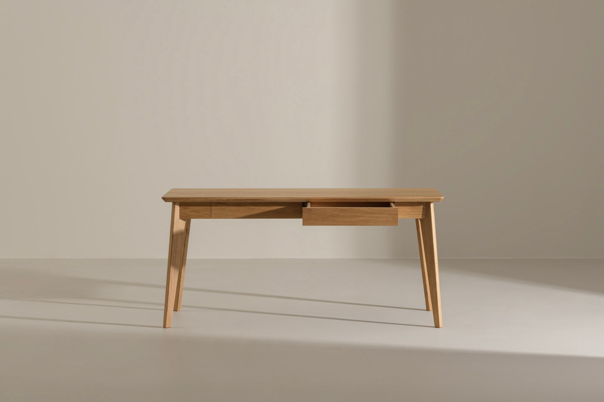 AMBER | Desk image 9