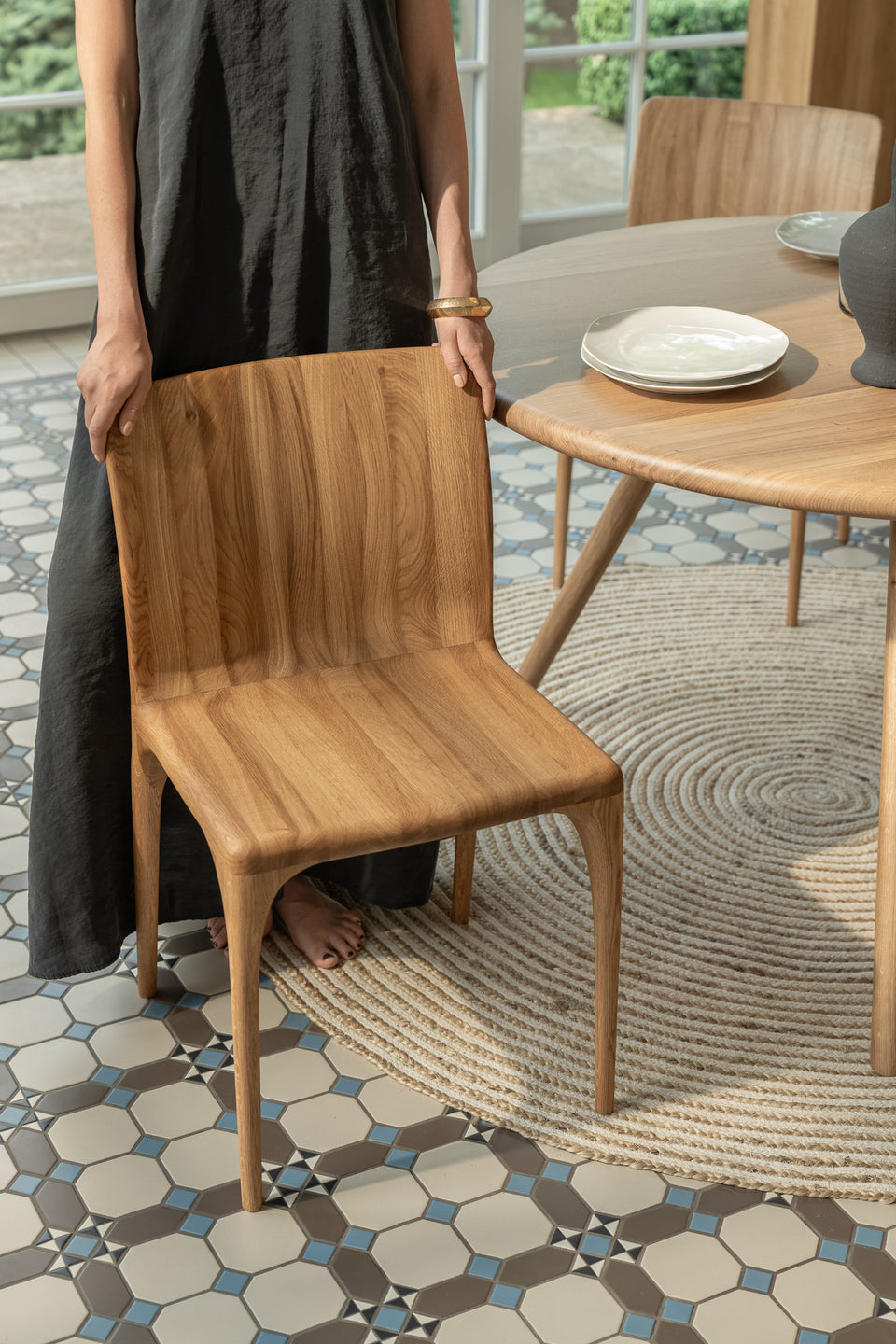  Tapered solid wood legs, reinforced with steel.