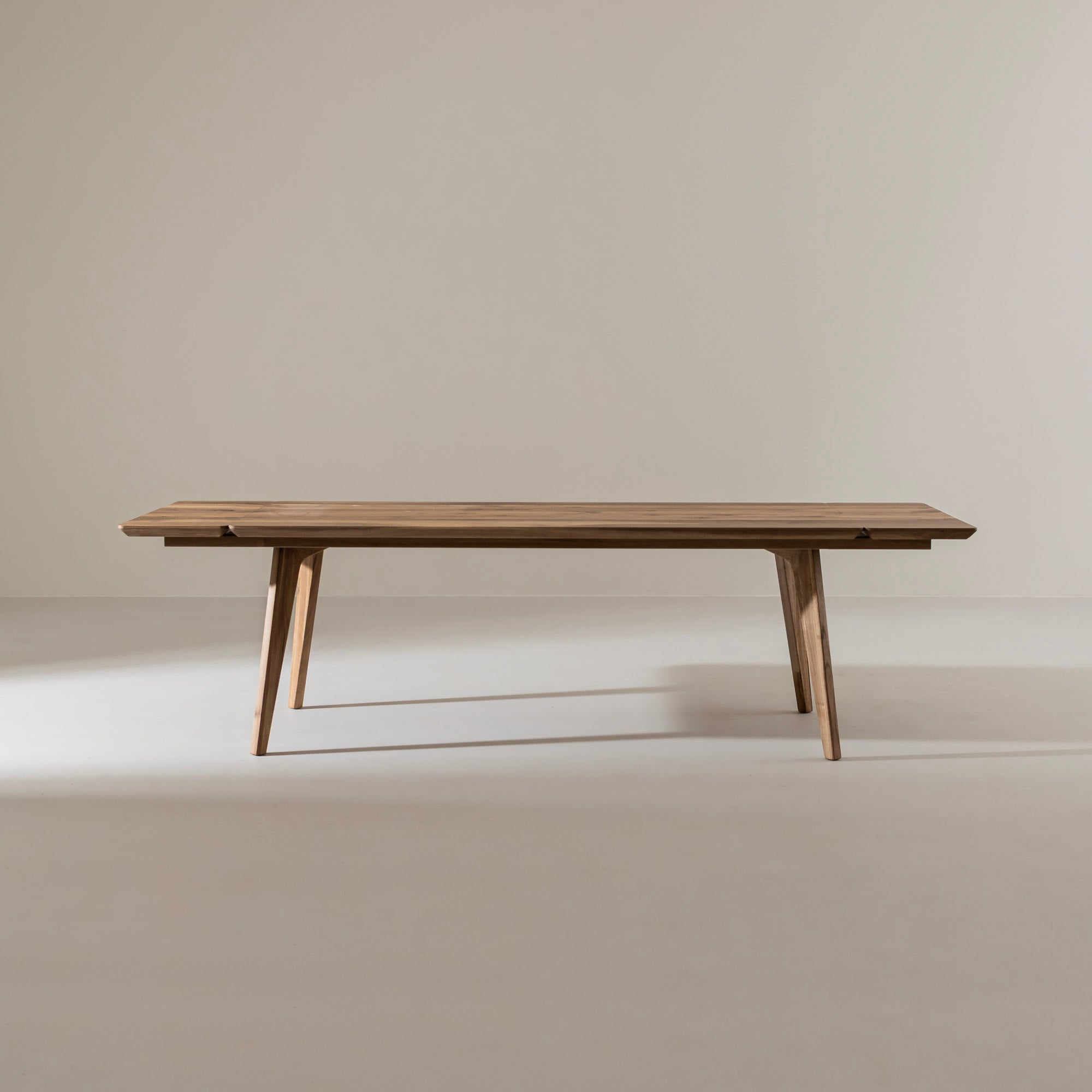 AMBER Uitschuifbare eettafel van walnoothout